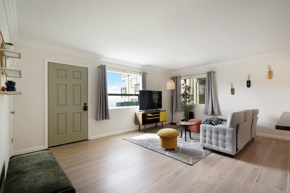 Mountain View 2BR 1 Bath Retreat with Private Lanai